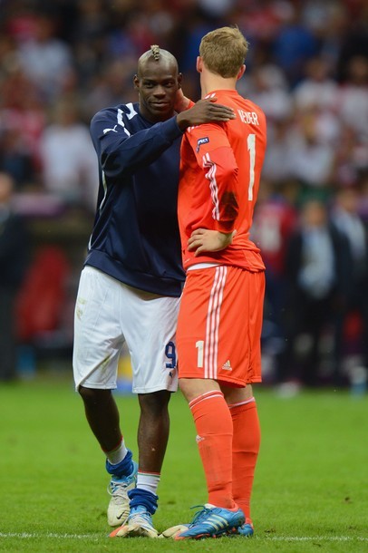 Mario Balotelli và Manuel Neuer, thủ phạm và nạn nhân chia sẻ cảm xúc với nhau khi hết trận.
